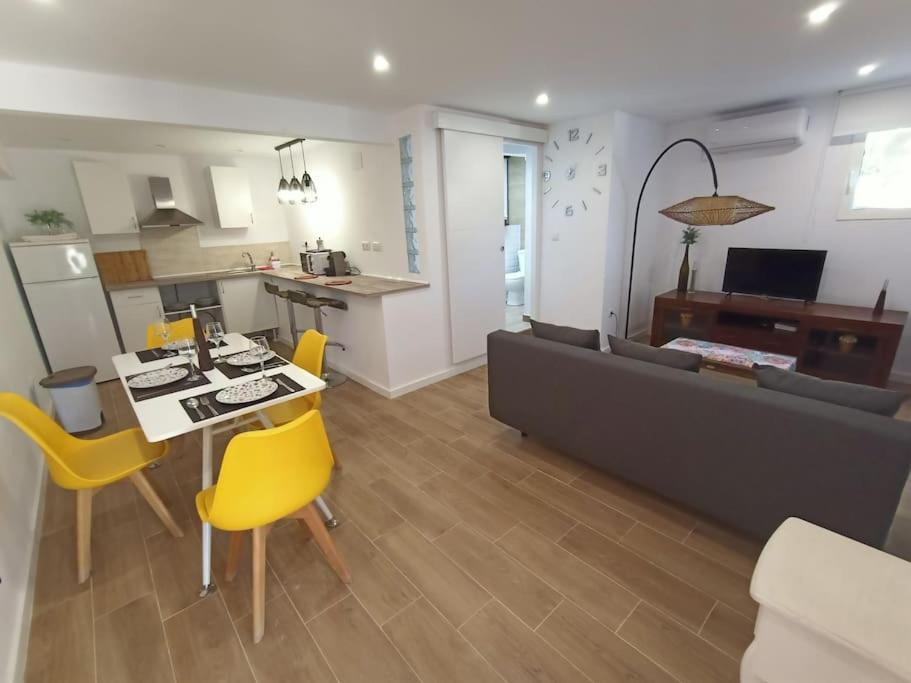 Falconera. A Faldas De La Montaña. Apartamento
