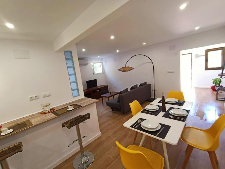 Falconera Apartaments, A Faldas De La Montana